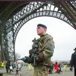 MÁXIMA ALERTA. Un soldado francés patrulla alrededor de la Torre Eiffel, uno de los símbolos de París