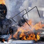 Unos 300 maestros tomaron el miércoles el palacio de Gobierno de Chilpancingo, capital del estado de Guerrero, y quemaron el busto del anterior gobernador