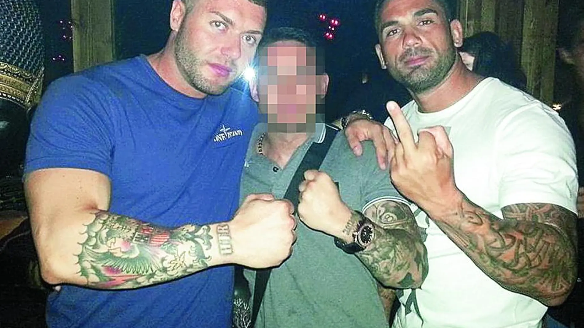 Tanto «El Niño» (con camiseta azul) como «Javi el Bombero» (con camiseta blanca) son muy conocidos para la Policía.