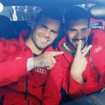 Jesé, en la imagen junto al portero Pacheco, recibió ayer, como el resto de los futbolistas del Madrid, un coche de Audi.