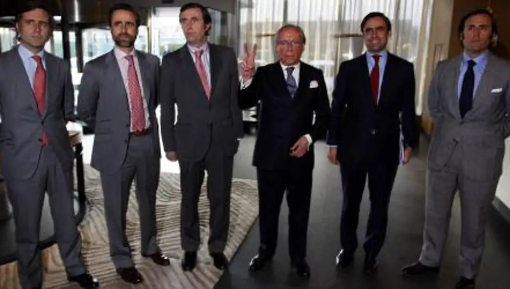 Cinco de los seis hijos varones de José María Ruiz Mateos junto a su padre, en una imagen de archivo.