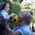 Jono Lancaste con el pequeño Zackary Walton