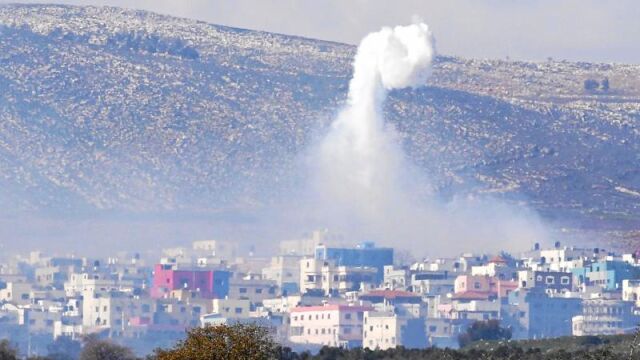Proyectiles israelíes detonan en los terrenos de cultivo que rodean Ghayar, localidad del sur del Líbano no lejana al punto donde ayer perdió la vida el cabo español Francisco Javier Soria