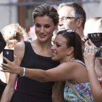 Doña Letizia, en Málaga donde la niña le entregó la carta