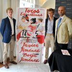 Borja y Javier Jim&eacute;nez posan junto al empresario Jos&eacute; Luis Peralta con el cartel de su mano a mano