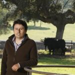 El ganadero salmantino posa junto a los toros que lidiará este sábado Miguel Abellán en solitario