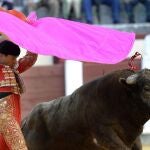Rafaelillo, con el capote en el primero de su lote