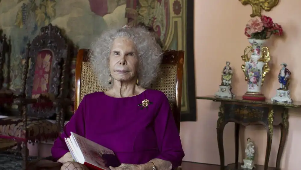 La Duquesa de Alba, Cayetana Fitz-James Stuart y Silva en el Palacio de Las Dueñas en Sevilla, en una imagen de archivo.