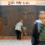 Fachada de la discoteca «Balcón de Rosales» con pintadas contra el principal acusado de matar a Álvaro