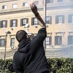 Varios manisfestantes lanzan huevos y dispositivos pirotécnicos durante una protesta ante el Ministerio de Economía en Roma.