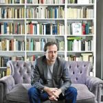El escritor, en la foto en su casa, ha escrito una novela sin sentimentalismos sobre la relación paterno filial