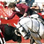 Pablo Hermoso de Mendoza pone una banderilla corta