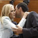 Cristina Cifuentes saluda a Ignacio Aguado