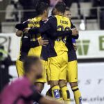 Los jugadores del Atlético de Madrid celebran el gol marcado por el delantero francés Antoine Griezmann, el primero del equipo ante L'Hospitalet