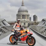 Marc Marquez posa en el puente londinense Millennium, con la catedral de St Paul' detrás, antes del GP de Gran Bretaña de este fin de semana