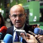 El ministro español de Economía, Luis de Guindos, atiende a los medios durante la cumbre del G20.