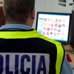 Un miembro de la Policía Nacional en una operación contra la pornografía infantil.