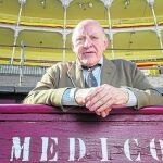 El doctor García Padrós, en un burladero de Las Ventas