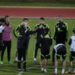 Vicente del Bosque da instrucciones durante el entrenamiento para preparar el duelo ante Ucrania