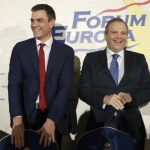 El diputado autonómico y candidato socialista a la Alcaldía de Madrid, Antonio Miguel Carmona (d), junto al secretario general del PSOE, Pedro Sánchez (i), momentos antes de su intervención hoy en un desayuno informativo organizado en Madrid por Nueva Economía Fórum.