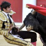 Instante en el que el quinto prende de fea manera de la taleguilla a Perera al entrar a matar, ayer, en Albacete