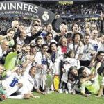 La plantilla del Real Madrid con el trofeo de la «Décima» celebrándolo en Lisboa