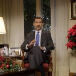 El Monarca, durante su discurso de Navidad en una sala del Palacio de la Zarzuela