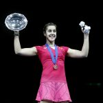 Carolina Marin posa con el trofeo conquistado.
