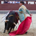 Pase del desprecio de Gonzalo Caballero al segundo utrero de La Guadamilla, ayer, en Las Ventas