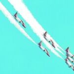 Cazas C-101 de la patrulla Águila, del Ejército del Aire, realizan una maniobra durante un simulacro de rescate aeronaval de rehenes