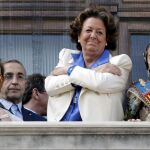 El Presidente del COE, Alejandro Blanco ,junto a la alcaldesa de Valencia, Rita Barberá y las falleras mayores, Estefanía Lopez (i) y Maria Donderis, durante el disparo de la Mascletá