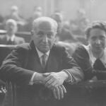 Largo Caballero, junto a Margarita Nelken