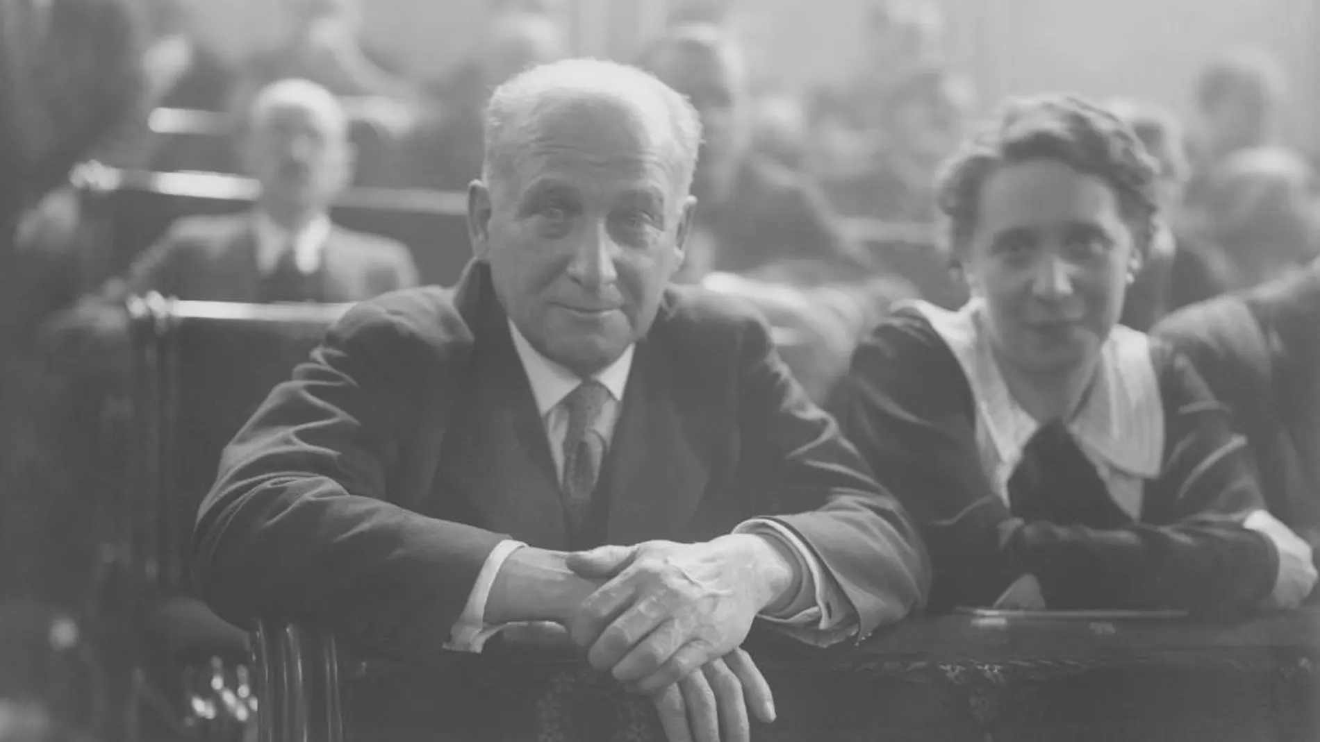 Largo Caballero, junto a Margarita Nelken