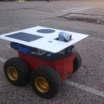 El aspecto de los robots es la de un coche pequeño de cuatro ruedas, que incluye actuadores, sensores, sistemas de comunicación y una unidad de procesamiento