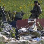 Un separatista porruso, junto al lugar donde cayó el avión