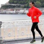 Pedro Sánchez aprovechó su mitin de precampaña en San Sebastián para salir a correr por el paseo marítimo