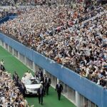Miles de personas han recibido a Franciscon con «Viva el papa» a su llegada al estadio Daejeon