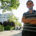 Manuel, el hermano de «Rafita», ayer, en el bloque donde vive con su familia