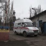 Un vehículo de emergencia en la entrada de la mina