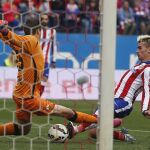 Antoine Griezmann marca su gol ante el Elche