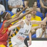 Astou Ndour, además de trabajar en defensa, fue la máxima anotadora de la Selección