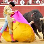 Ponce torea a la verónica a uno de sus dos astados de ayer