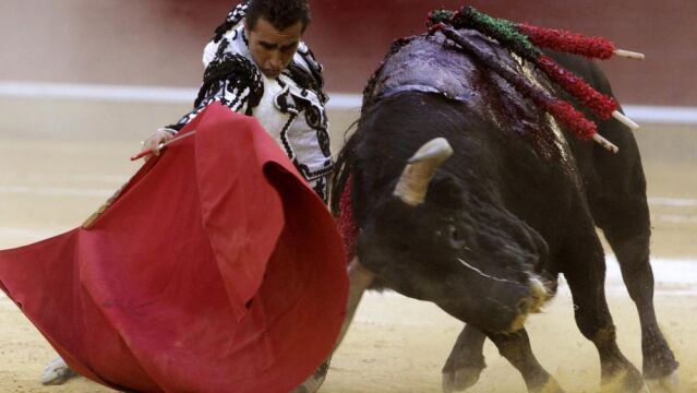 Derechazo de El Fandi a «Picarón», esta tarde en la plaza de toros de Zaragoza