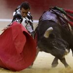 Derechazo de El Fandi a «Picarón», esta tarde en la plaza de toros de Zaragoza