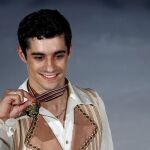 Javier Fernandez posa con la medalla de oro