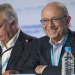 El ministro de Hacienda, Cristóbal Montoro, junto al vicesecretario de Política Autonómica y Local del PP, Javier Arenas durante la 22 Unión Intermunicipal Popular