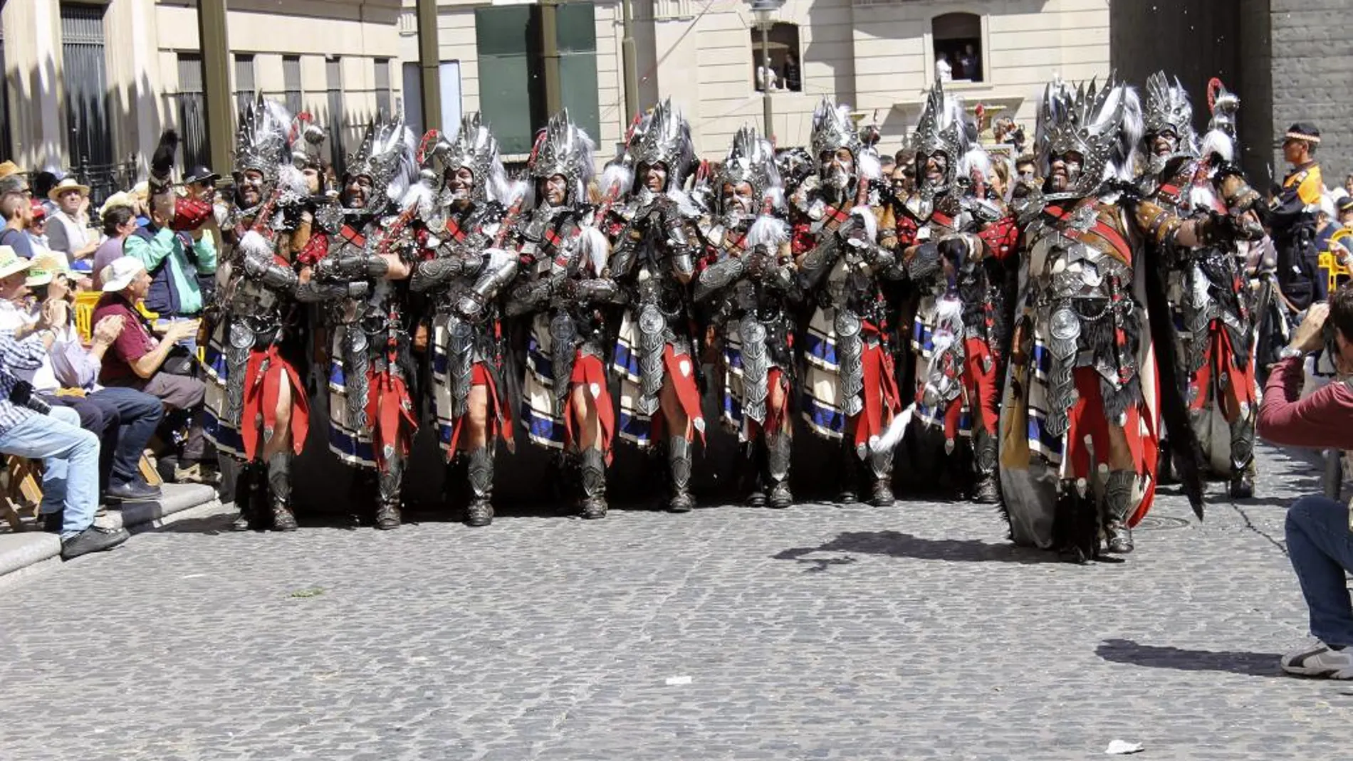 La escuadra especial del capitán cristiano de la filá Navarros durante la entrada matinal de las tropas cristianas en las fiestas de Moros y Cristianos de Alcoy, en una imagen de archivo