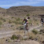 El colombiano Diego Tamayo seguido por el español Oscar Pereiro (d), durante la primera etapa de la prueba Titan Desert.