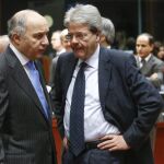El ministro de Exteriores francés, Laurent Fabius (i), habla con su homólogo italiano, Paolo Gentiloni, durante la reunión extraordinaria de los ministros de Exteriores de la Unión Europea (UE) en Bruselas (Bélgica),el pasado lunes 9 de febrero