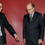Los presidentes de Telefónica, César Alierta; Repsol, Antonio Brufau, y Bankia, José Ignacio Goirigolzarri, de izda a dcha, antes de participar en una mesa redonda hoy en el Casino de Madrid.